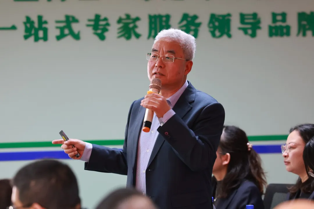 公司董事长、总经理侯云洪作发言 公司董事长、总经理侯云洪作发言